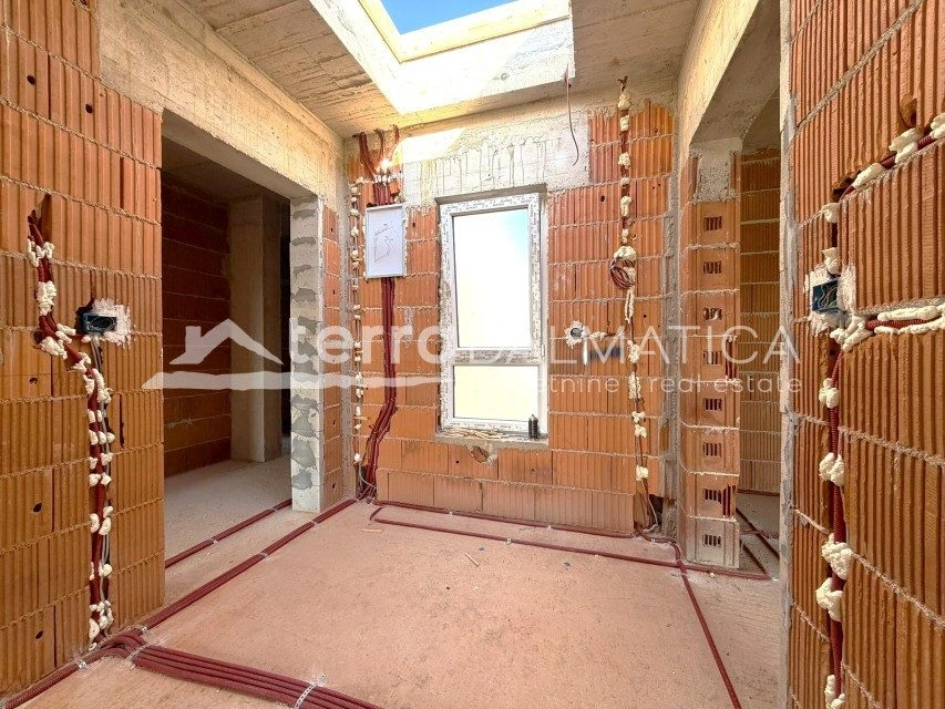 Vodice – apartman na 1. katu s terasom i parkirnim mjestom