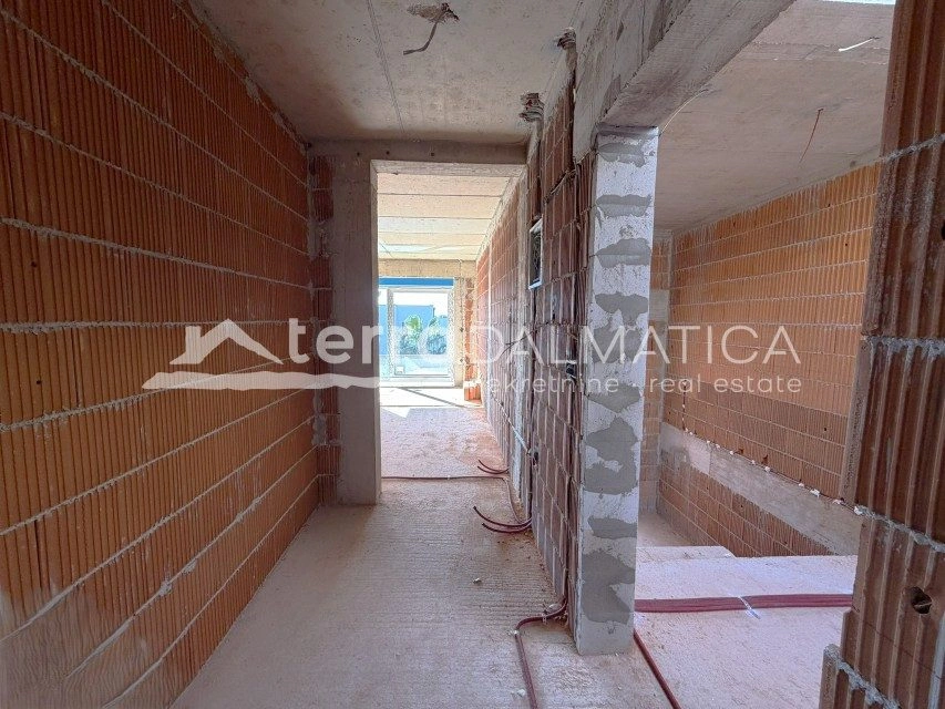 Vodice – apartman na 1. katu s terasom i parkirnim mjestom