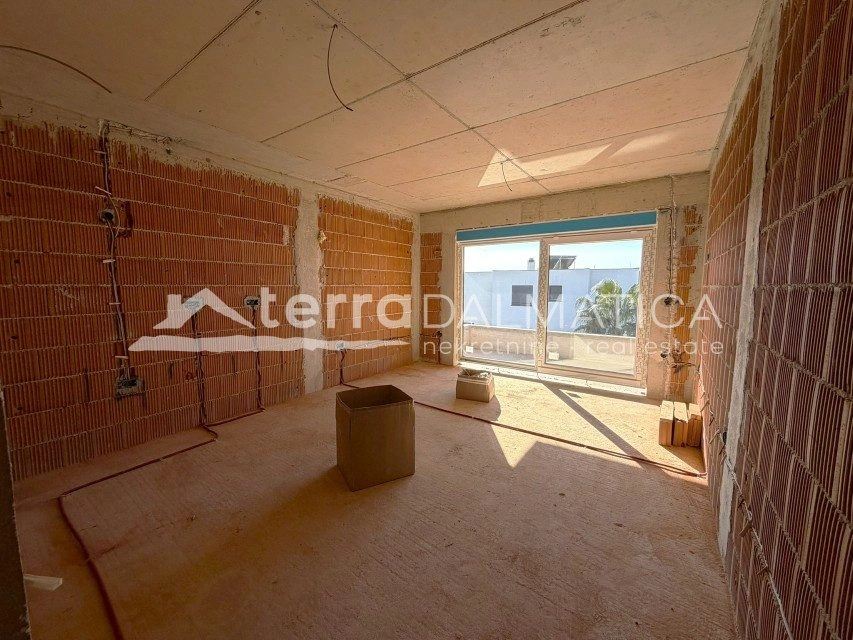 Vodice – apartman na 1. katu s terasom i parkirnim mjestom