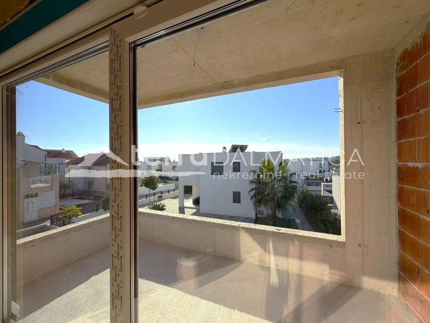 Vodice – apartman na 1. katu s terasom i parkirnim mjestom