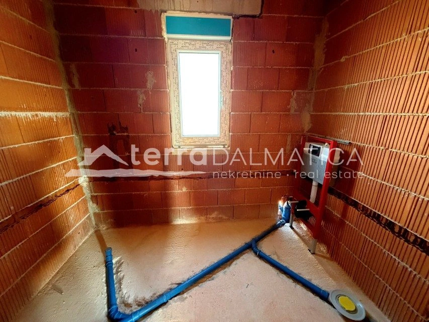 Vodice – apartman na 1. katu s terasom i parkirnim mjestom