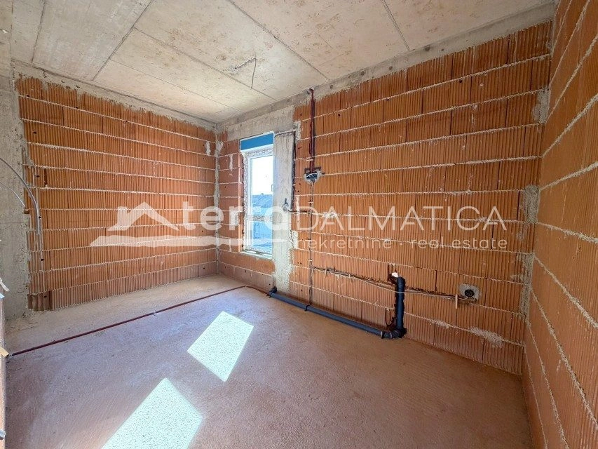 Vodice – apartman na 1. katu s terasom i parkirnim mjestom