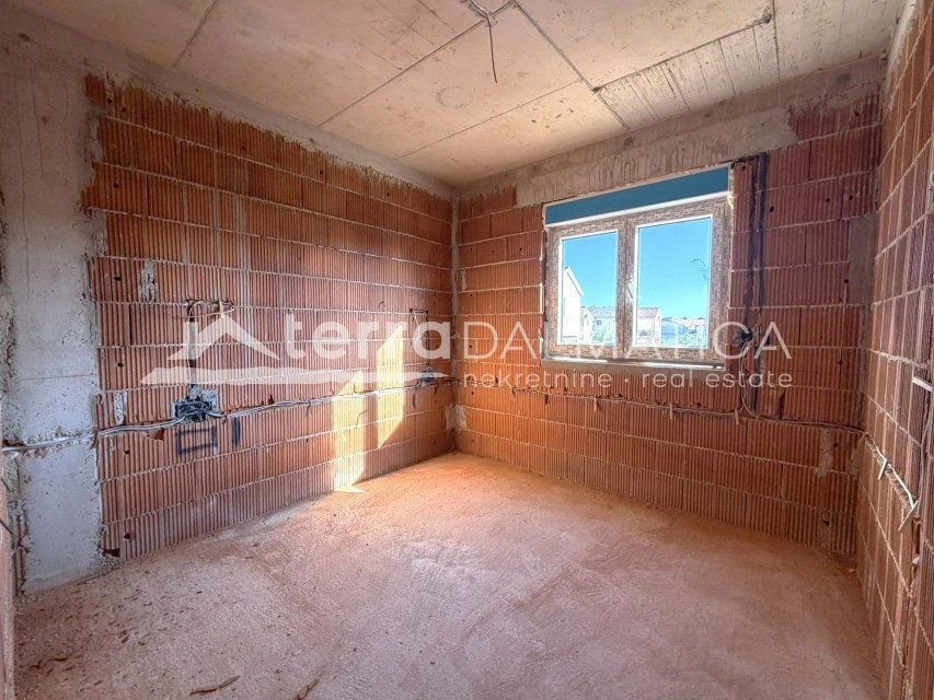 Vodice – apartman na 1. katu s terasom i parkirnim mjestom