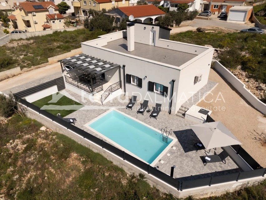 Vodice, modernes Einfamilienhaus mit Swimmingpool und Garten in ruhiger Lage