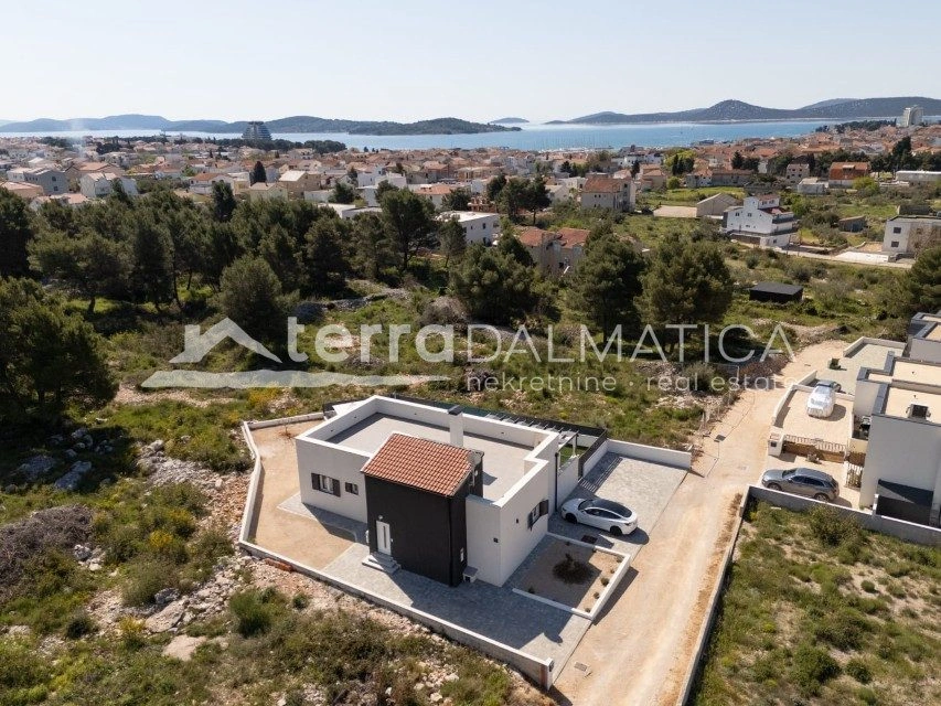 Vodice, modernes Einfamilienhaus mit Swimmingpool und Garten in ruhiger Lage