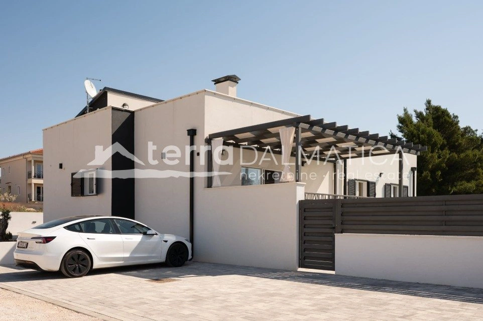 Vodice, modernes Einfamilienhaus mit Swimmingpool und Garten in ruhiger Lage