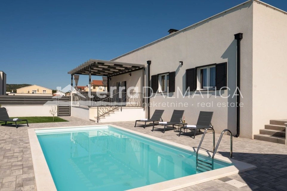 Vodice, modernes Einfamilienhaus mit Swimmingpool und Garten in ruhiger Lage