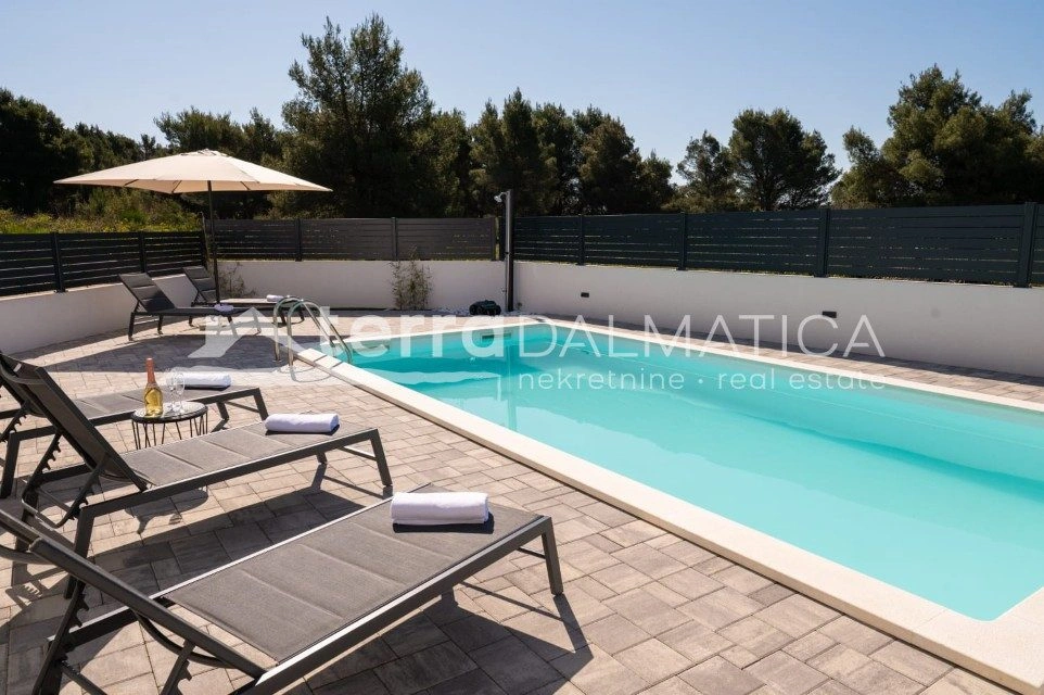 Vodice, modernes Einfamilienhaus mit Swimmingpool und Garten in ruhiger Lage