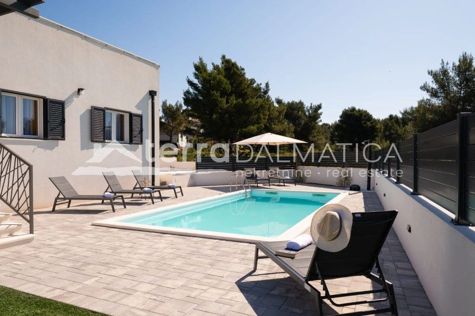 Vodice, modernes Einfamilienhaus mit Swimmingpool und Garten in ruhiger Lage