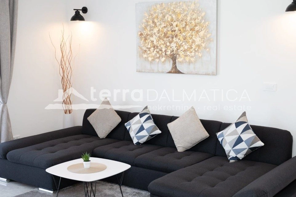 Vodice, modernes Einfamilienhaus mit Swimmingpool und Garten in ruhiger Lage