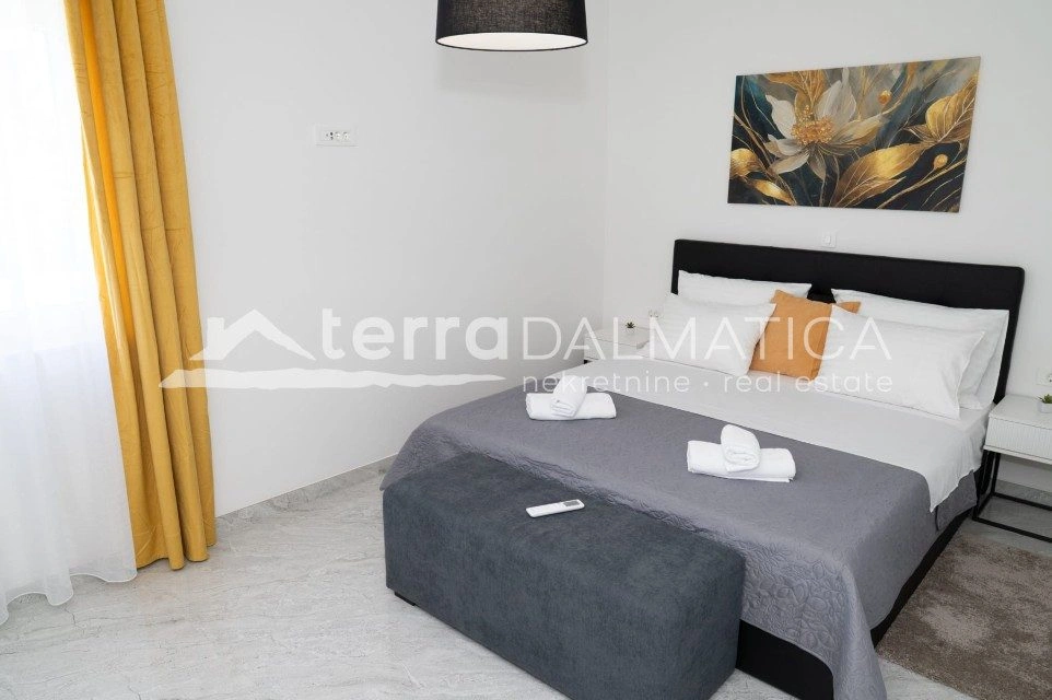 Vodice, modernes Einfamilienhaus mit Swimmingpool und Garten in ruhiger Lage