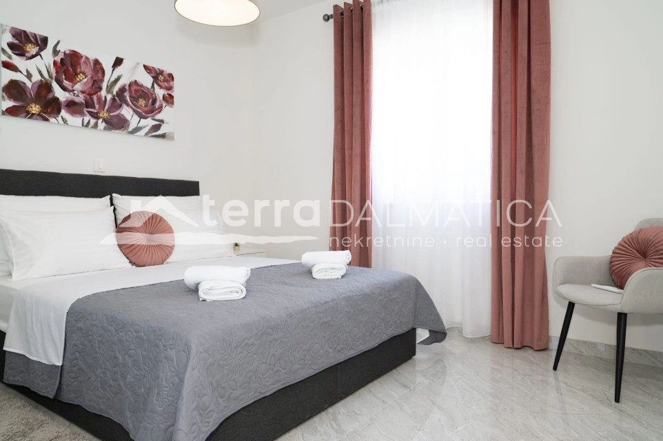 Vodice, modernes Einfamilienhaus mit Swimmingpool und Garten in ruhiger Lage