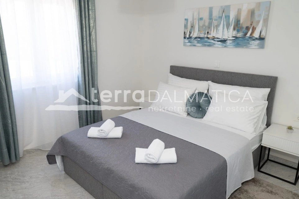 Vodice, modernes Einfamilienhaus mit Swimmingpool und Garten in ruhiger Lage