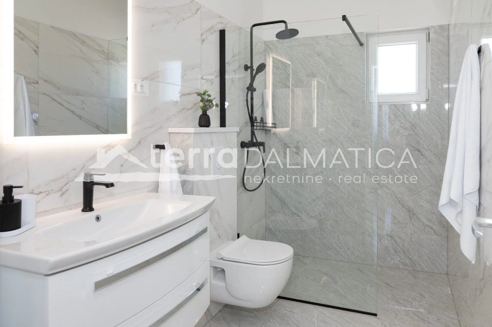 Vodice, modernes Einfamilienhaus mit Swimmingpool und Garten in ruhiger Lage