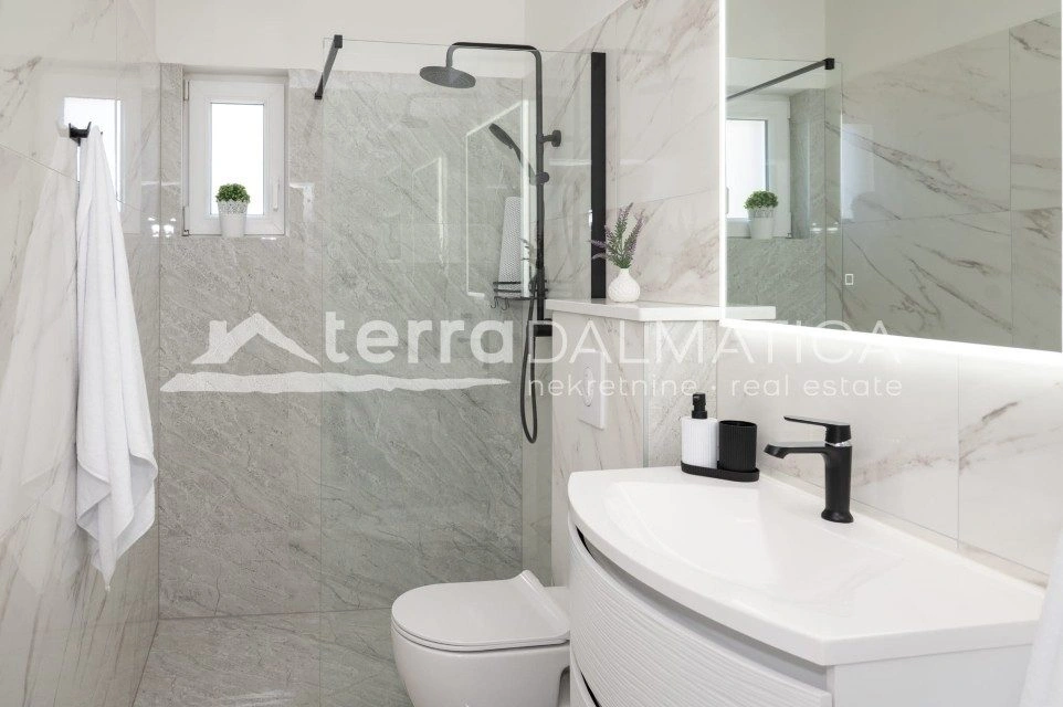 Vodice, modernes Einfamilienhaus mit Swimmingpool und Garten in ruhiger Lage