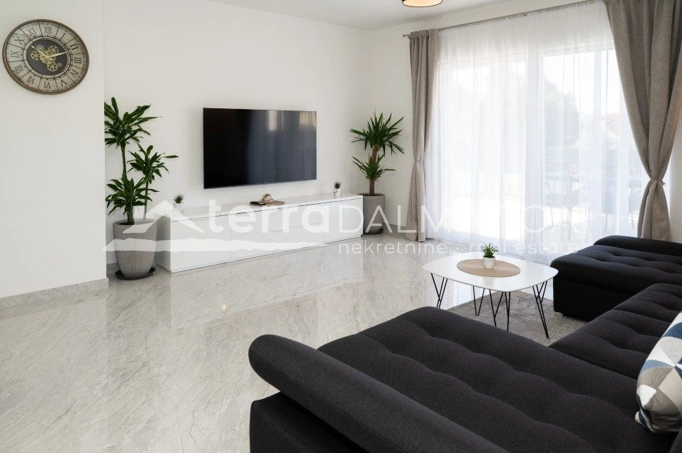 Vodice, modernes Einfamilienhaus mit Swimmingpool und Garten in ruhiger Lage