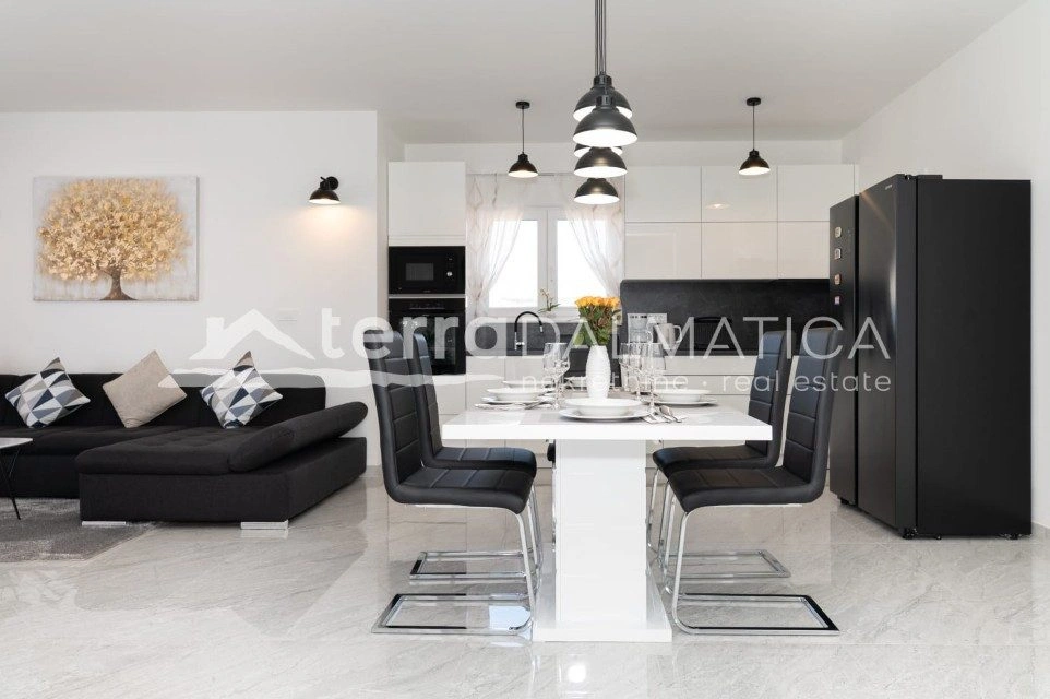 Vodice, modernes Einfamilienhaus mit Swimmingpool und Garten in ruhiger Lage