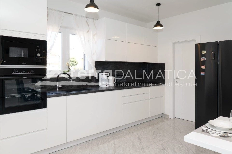 Vodice, modernes Einfamilienhaus mit Swimmingpool und Garten in ruhiger Lage