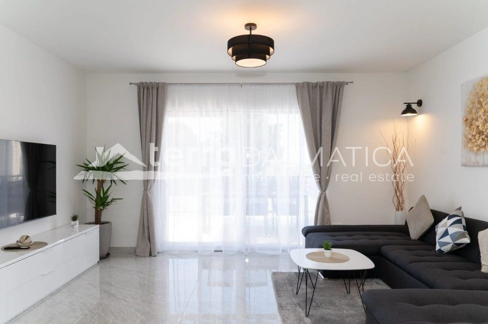 Vodice, modernes Einfamilienhaus mit Swimmingpool und Garten in ruhiger Lage