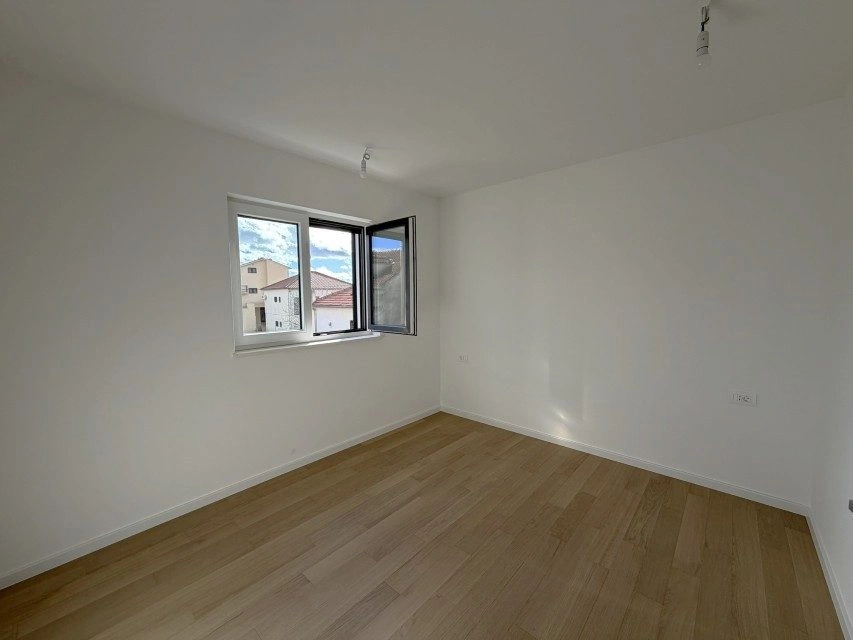 Drei-Zimmer-Wohnung S2, Vodice – Balkon, drei Parkplätze, zwei Minuten vom Zentrum entfernt