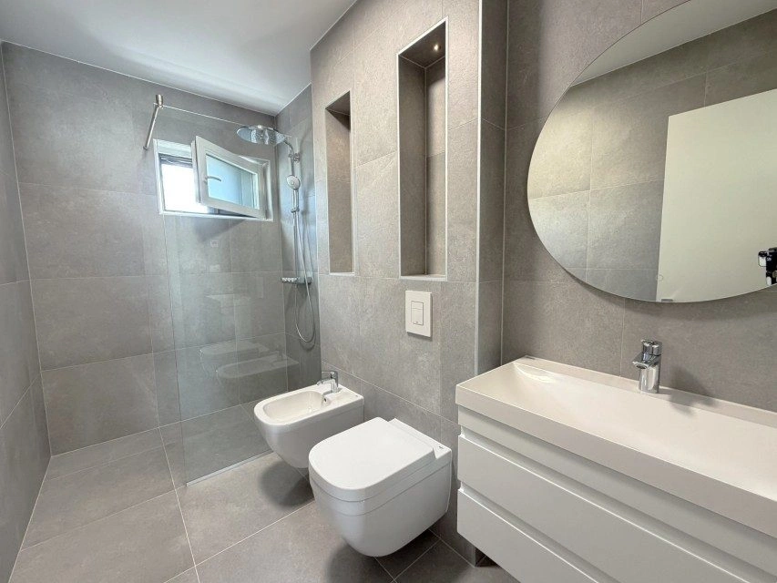 Drei-Zimmer-Wohnung S2, Vodice – Balkon, drei Parkplätze, zwei Minuten vom Zentrum entfernt