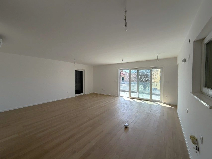 Drei-Zimmer-Wohnung S2, Vodice – Balkon, drei Parkplätze, zwei Minuten vom Zentrum entfernt