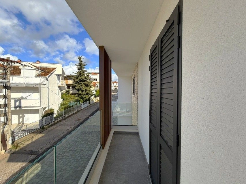 Drei-Zimmer-Wohnung S2, Vodice – Balkon, drei Parkplätze, zwei Minuten vom Zentrum entfernt