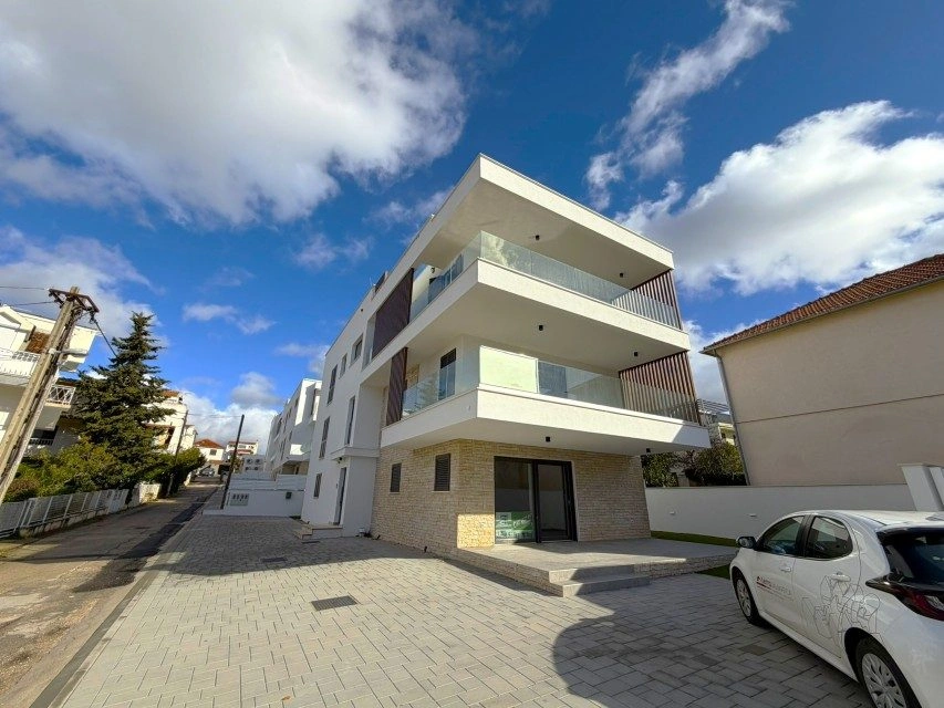 Drei-Zimmer-Wohnung S2, Vodice – Balkon, drei Parkplätze, zwei Minuten vom Zentrum entfernt