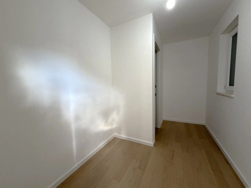 Vier-Zimmer-Wohnung, Vodice – 100 m² Garten, zwei Minuten vom Zentrum entfernt