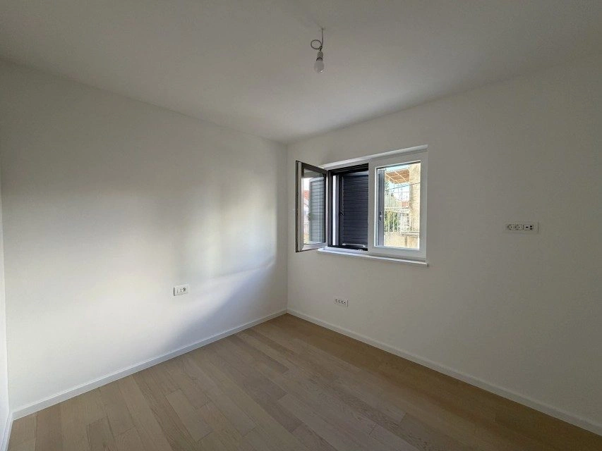 Vier-Zimmer-Wohnung, Vodice – 100 m² Garten, zwei Minuten vom Zentrum entfernt