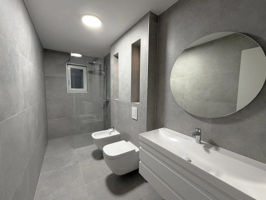 Vier-Zimmer-Wohnung, Vodice – 100 m² Garten, zwei Minuten vom Zentrum entfernt