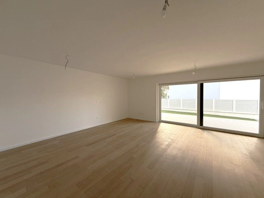 Vier-Zimmer-Wohnung, Vodice – 100 m² Garten, zwei Minuten vom Zentrum entfernt