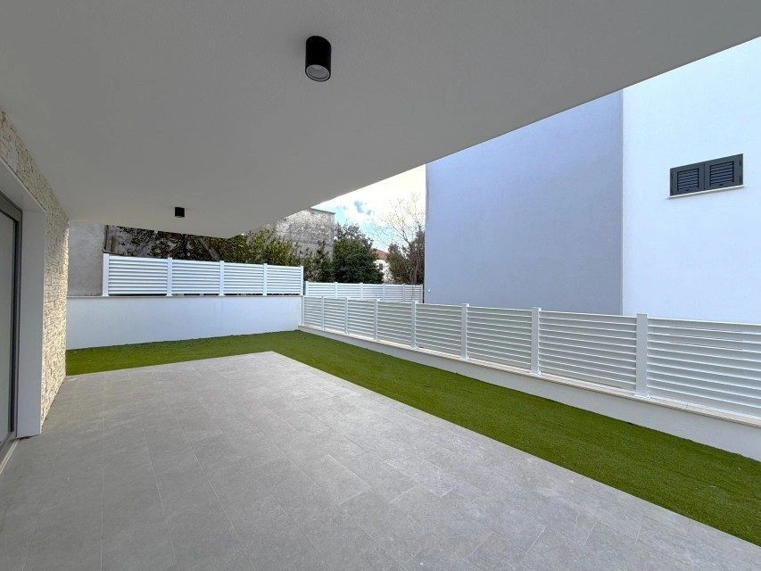 Vier-Zimmer-Wohnung, Vodice – 100 m² Garten, zwei Minuten vom Zentrum entfernt