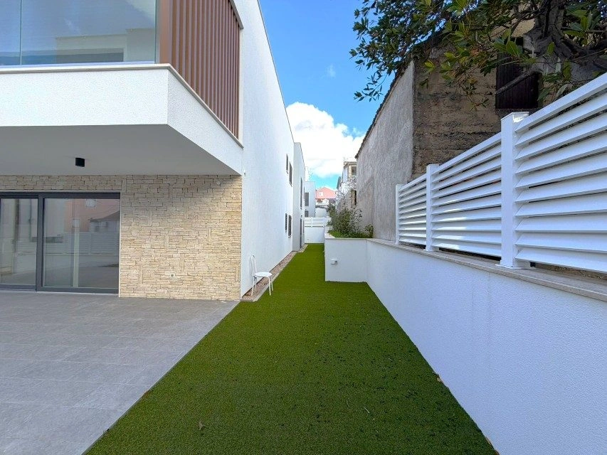 Vier-Zimmer-Wohnung, Vodice – 100 m² Garten, zwei Minuten vom Zentrum entfernt