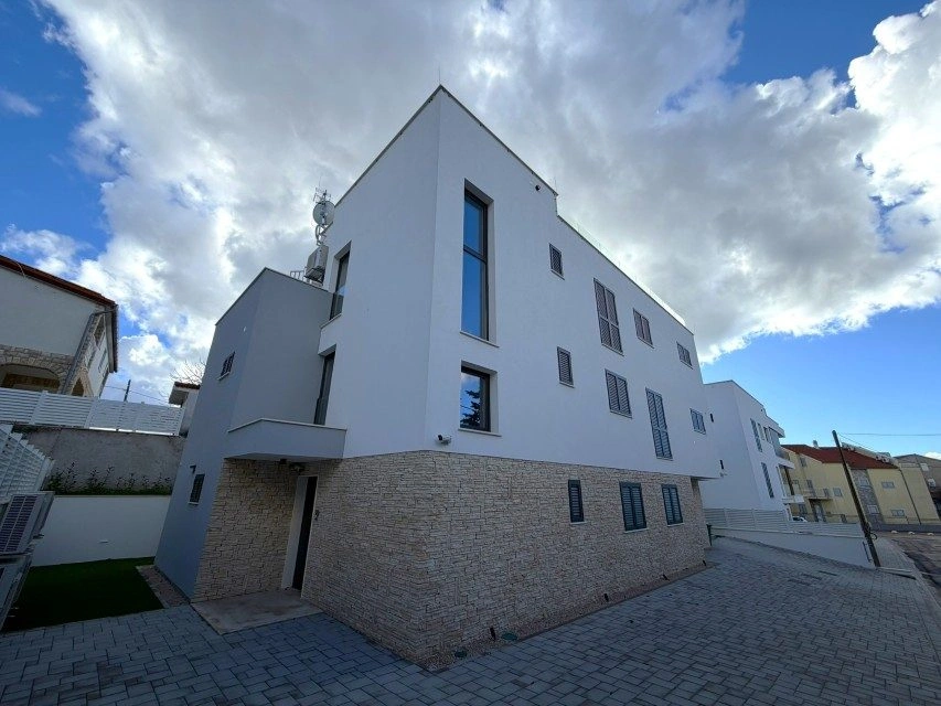 Vier-Zimmer-Wohnung, Vodice – 100 m² Garten, zwei Minuten vom Zentrum entfernt