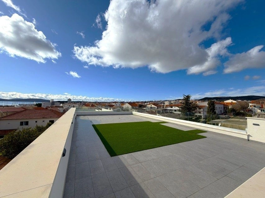 Penthouse, Vodice – 114 m² große Dachterrasse, Aufzug, 200 m vom Zentrum entfernt