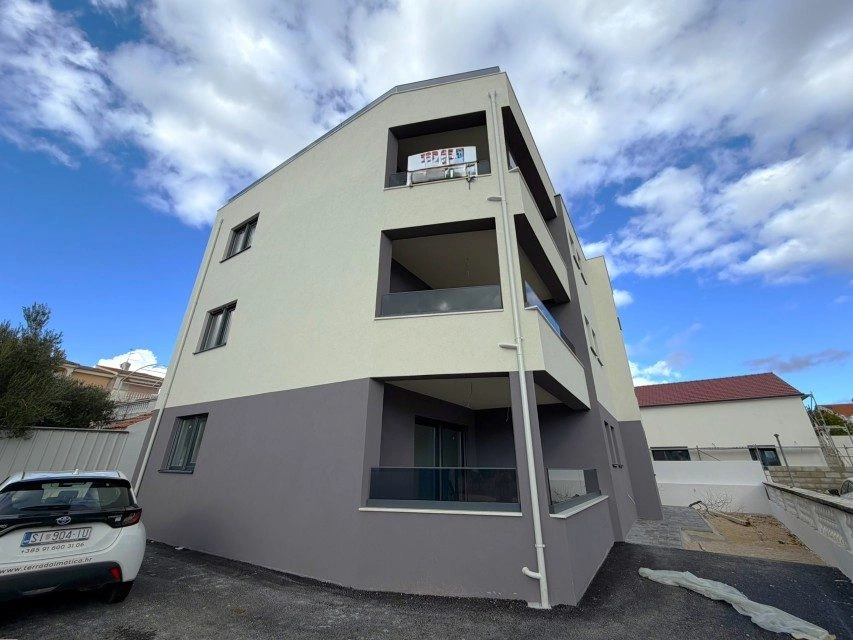 Nur einen Schritt von Ihrem neuen Leben entfernt – ein luxuriöses Apartment in Vodice mit Dachterrasse und Aussicht