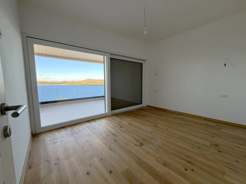 Penthouse, Šparadići - erste Reihe zum Meer