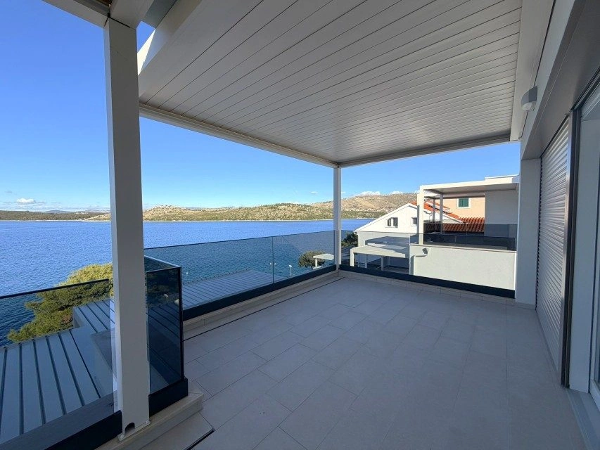 Penthouse, Šparadići - erste Reihe zum Meer