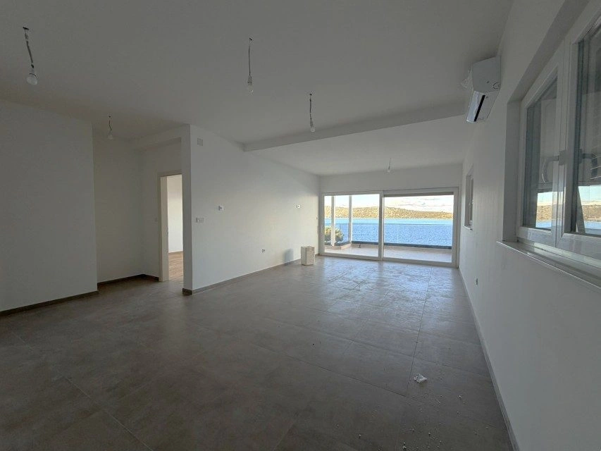 Drei-Zimmer-Apartment, Šparadići – erste Reihe zum Meer