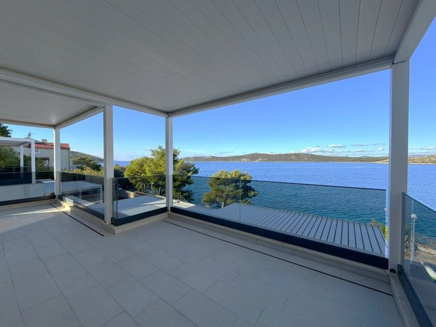 Drei-Zimmer-Apartment, Šparadići – erste Reihe zum Meer