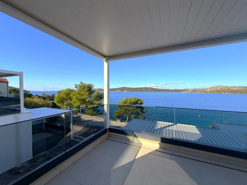 Drei-Zimmer-Apartment, Šparadići – erste Reihe zum Meer