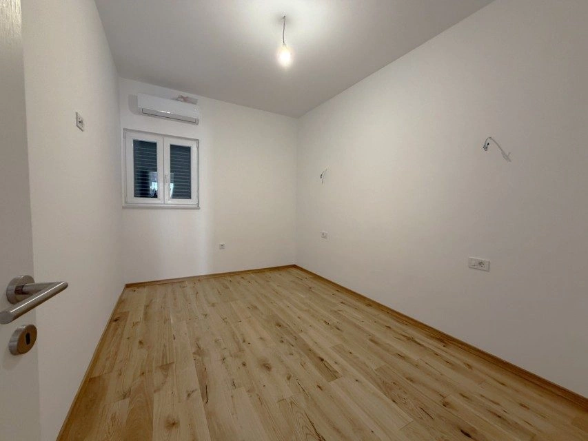 Drei-Zimmer-Apartment, Šparadići – erste Reihe zum Meer