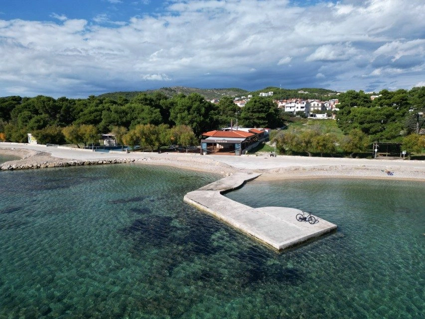 Gut etabliertes Restaurant und Strandbar direkt am Strand – bereit für die Saison