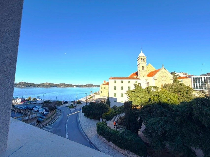 Wohnung in Šibenik – erste Reihe zum Meer, Neubau