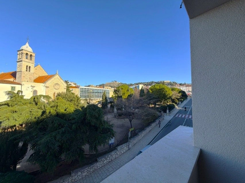 Wohnung in Šibenik – erste Reihe zum Meer, Neubau