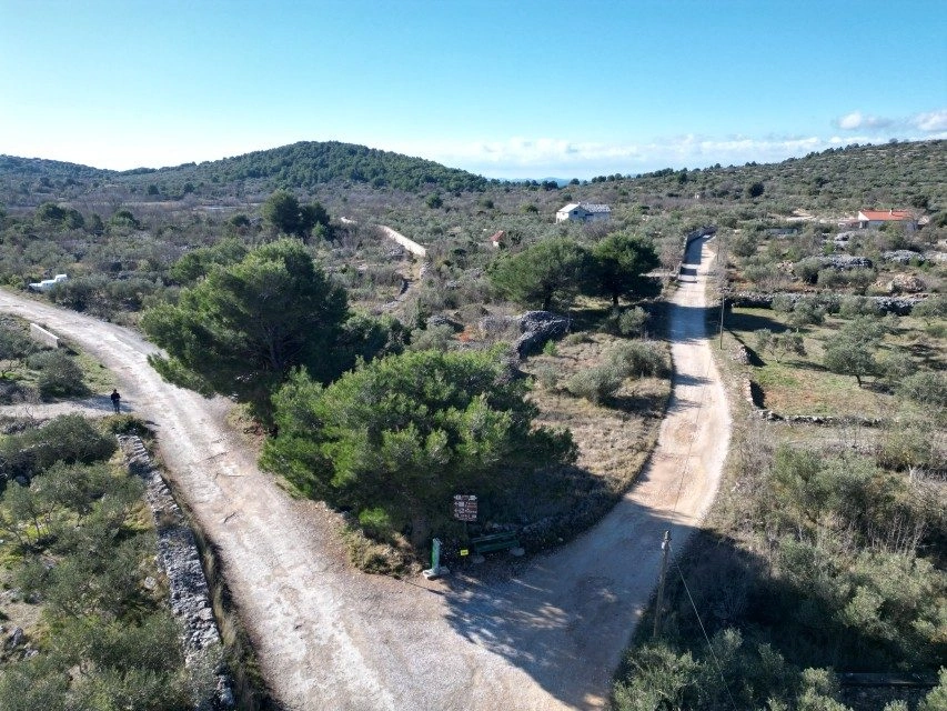 Prostrano zemljište u Jezerima na otoku Murteru