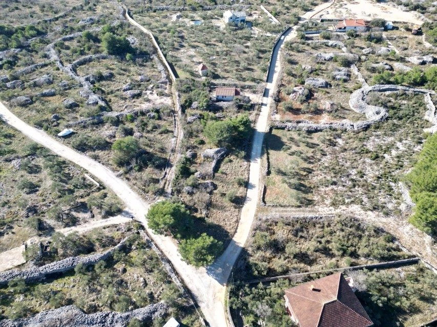 Prostrano zemljište u Jezerima na otoku Murteru