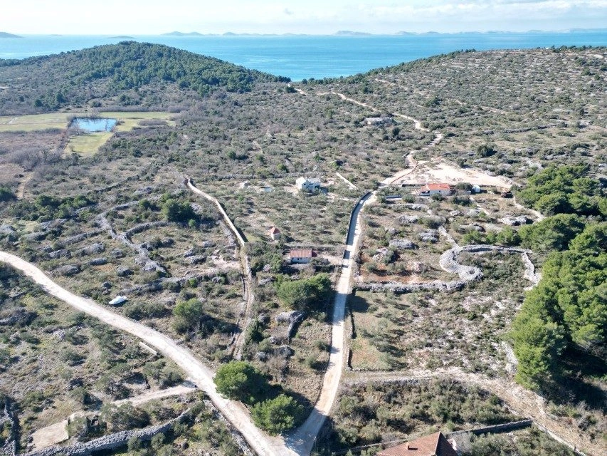 Prostrano zemljište u Jezerima na otoku Murteru
