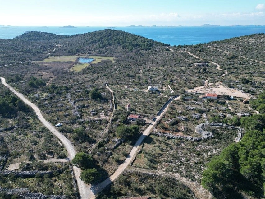 Prostrano zemljište u Jezerima na otoku Murteru
